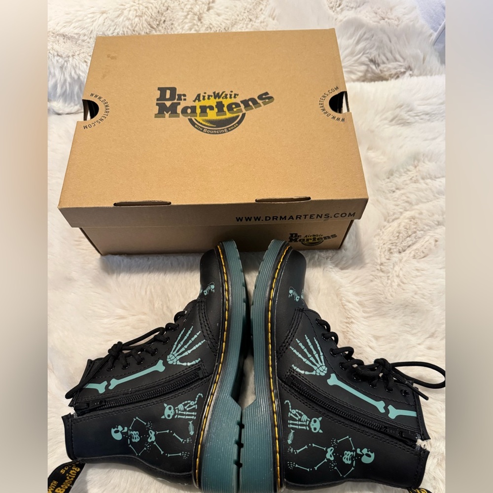 EUC!! KIDS Dr. Marten’s Airwair Skelly Print - Picture 4 of 8